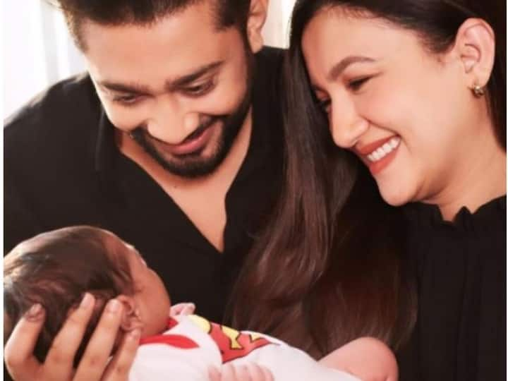 Gauahar Khan Son Zehaan First Eid: हाल ही में मां बनीं गौहर खान अपने बेटे के साथ पहली ईद एंजॉय कर रही हैं. उन्होंने इस खास मौके पर बेटे जेहान को बेहद खास तरीके से तैयार किया.