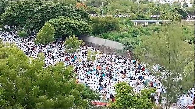 त्यागाचे प्रतिक म्हणून मुस्लीम बांधव हा सण साजरा करतात.