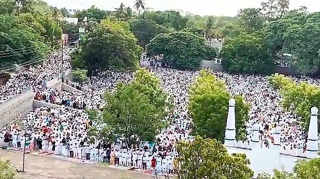 सोलापुरात बकरी ईद निमित्त हजारो मुस्लीम बांधवांनी एकत्रित येऊन नमाज पठण केलं.