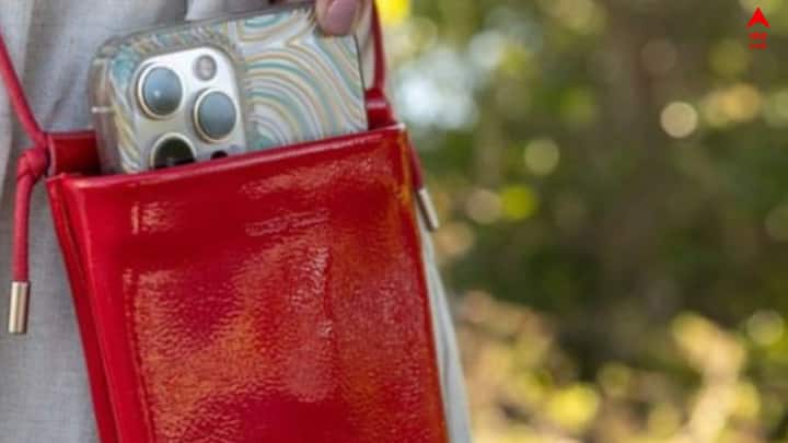 বর্ষায় বাইরে বের হলে অবশ্যই আপনার মোবাইল যত্নে রাখুন। অবশ্যই ওয়াটারপ্রুফ কোনো ব্যাগে মোবাইলকে রেখে দিন।