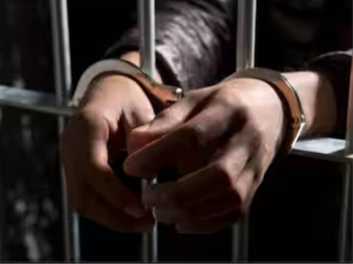 Indore: क्राइम ब्रांच के हत्थे चढ़ा अमेरिका के लोगों को ठगने वाला युवक, FBI के इनपुट पर फ्रॉड का भंडाफोड़ Indore Crime Branch Arrested man who Scammed American people Caught with FBI Input Help Ann Indore: क्राइम ब्रांच के हत्थे चढ़ा अमेरिका के लोगों को ठगने वाला युवक, FBI के इनपुट पर फ्रॉड का भंडाफोड़