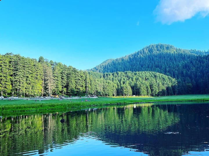 वहीं बात जब खाने-पीने की आती है तो आप कम पैसे में अच्छा खाना खाना चाहते हैं तो आपको लोकल दुकान में जाना चाहिए. लोकल ढाबे के व्यंजन लजीज भी होते हैं और कम पैसों में आपका पेट भी भर सकता है.