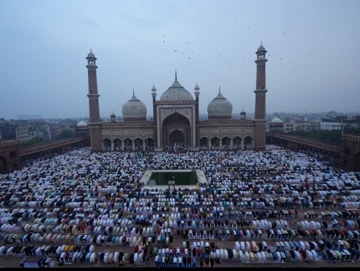 बकरीद का त्योहार खुदा (ईश्वर) के प्रति समर्पण और बलिदान की भावना को ध्यान में रखते हुए मनाया जाता है. दिल्ली के मुख्यमंत्री अरविंद केजरीवाल ने भी इस अवसर पर लोगों को बधाई दी. उन्होंने ट्वीट किया कि सभी देशवासियों को ईद-उल-अजहा की दिली मुबारकबाद. यह त्योहार आप सभी के जीवन में खूब तरक्की लेकर आए, आप हमेशा खुश रहें, स्वस्थ और समृद्ध रहें. ये फोटो दिल्ली की जामा मस्जिद की है.