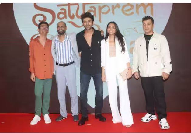 ਕਾਰਤਿਕ ਆਰੀਅਨ ਵੀ ਆਪਣੇ ਪਰਿਵਾਰ ਨਾਲ ਸਕ੍ਰੀਨਿੰਗ 'ਤੇ ਪਹੁੰਚੇ ਸੀ। ਇਸ ਤਸਵੀਰ 'ਚ ਉਹ ਫਿਲਮ ਦੀ ਟੀਮ ਨਾਲ ਪੋਜ਼ ਦੇ ਰਹੇ ਹਨ।