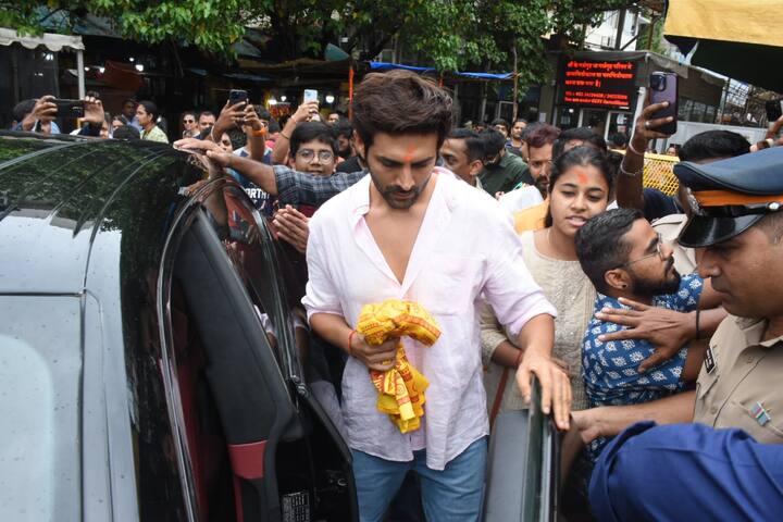 सत्यप्रेम की कथा की रिलीज के बाद कार्तिक आर्यन सिद्दीविनायक मंदिर बप्पा के दर्शन करने के लिए गए.