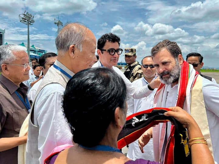 कांग्रेस नेता राहुल गांधी ने मणिपुर के चुराचांदपुर में जातीय संघर्ष के चलते विस्थापित हुए लोगों से गुरुवार को मुलाकात की. इससे पहले उनके काफिले को बिष्णुपुर में रोक दिया  गया था.