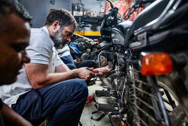 Rahul Gandhi visit to mechanic workshop photos working in garage viral in karolbagh Delhi राहुल गांधीची 'मोहब्बत की दुकान', राहुल गांधीची बाईक वर्कशॉपला भेट, गॅरेजमध्ये काम करतानाचे फोटो व्हायरल