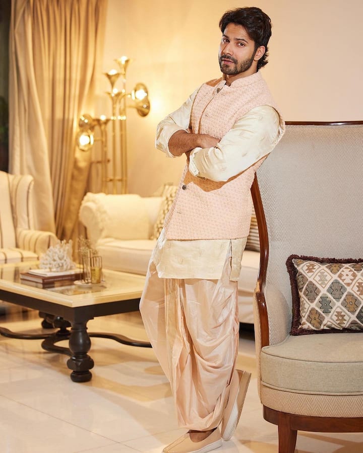 बॉलीवुड में हिट एक्टर्स की लिस्ट में शुमार हो चुके वरुण धवन आज एक फिल्म के लिए मोटी फीस वसूलते हैं. जितनी महंगी उनकी फीस है उतने ही महंगे घर में वरुण रहते भी हैं. आज आपको वरुण धवन के घर के बारे में बताएंगे कुछ खास बातें...