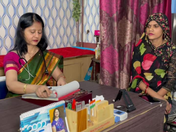 Varanasi doctor shipra dhar does not charge fee on birth of daughter Varanasi News: वाराणसी की ये डॉक्टर बेटी के पैदा होने पर नहीं लेती हैं फीस, नर्सिंग होम में बांटती हैं मिठाईयां