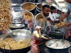 Shirdi:  शिर्डीत  एकादशीनिमित्त 12 टन खिचडीचा महाप्रसाद, भाविकांची मोठी गर्दी