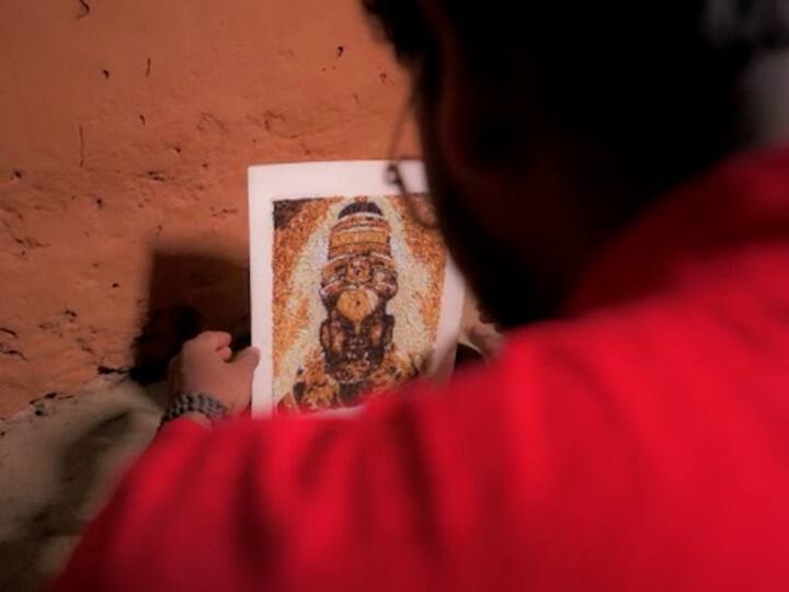 आज आषाढीनिमित्त पंढरपुरात लाखो वैष्णवांचा मेळा जमला आहे.