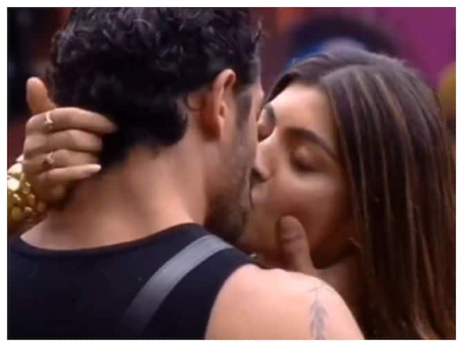 Bigg Boss OTT 2: Akanksha Puri And Jad Hadid Lock Lips During A Task On Salman Khan Show, Watch Viral Video