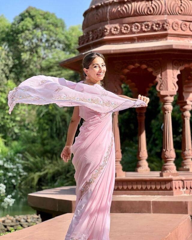 તેણી તેના ગળામાં તુલસીની માળા પહેરે છે અને તેના કપાળ પર તિલક લગાવતી જોવા મળે છે.