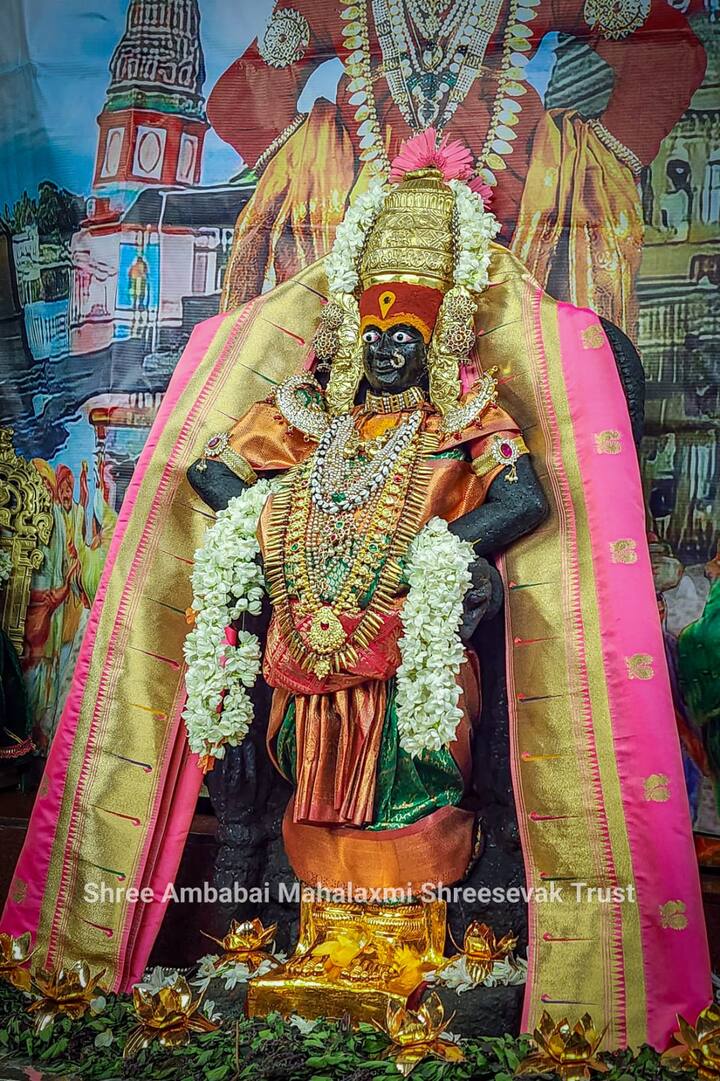 आषाढी एकादशी निमित्त श्री अंबाबाई मंदिरात आज देवीची श्री विठ्ठल-रुक्मिणी रुपात आकर्षक महापूजा बांधण्यात आली.