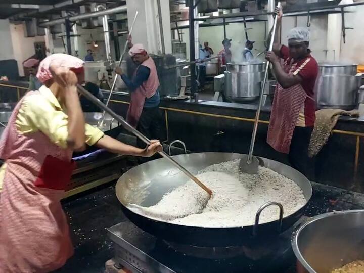 खिचडीचा प्रसाद बनवण्यासाठी 12 टन उपवासाच्या साहित्याचा वापर करण्यात आलाय.