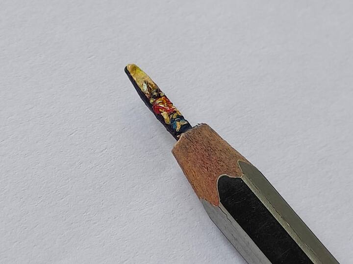 पेन्सिलच्या लीड 11 बाय 3 मिलीमीटर एवढ्या आकाराची कलाकृती त्यांनी साकारली आहे.