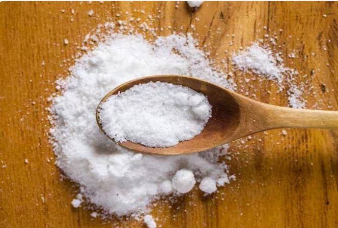 ਪਹਿਲਾ ਨੰਬਰ ਲੂਣ ਦਾ ਹੈ। ਜੇਕਰ ਤੁਸੀਂ ਲੂਣ ਨੂੰ ਏਅਰ ਟਾਈਟ ਬਕਸੇ ਵਿੱਚ ਚੰਗੀ ਤਰ੍ਹਾਂ ਨਾਲ ਰੱਖੋ, ਤਾਂ ਇਸ ਦੀ ਵਰਤੋਂ ਲੰਬੇ ਸਮੇਂ ਤੱਕ ਕੀਤੀ ਜਾ ਸਕਦੀ ਹੈ। ਤੁਹਾਡਾ ਲੂਣ ਖਰਾਬ ਨਹੀਂ ਹੋਵੇਗਾ। ਅਸੀਂ ਤੁਹਾਨੂੰ ਨਮਕ ਨੂੰ ਪਾਣੀ ਜਾਂ ਨਮੀ ਤੋਂ ਦੂਰ ਰੱਖਣ ਦੀ ਸਲਾਹ ਦੇਣਾ ਚਾਹੁੰਦੇ ਹਾਂ।