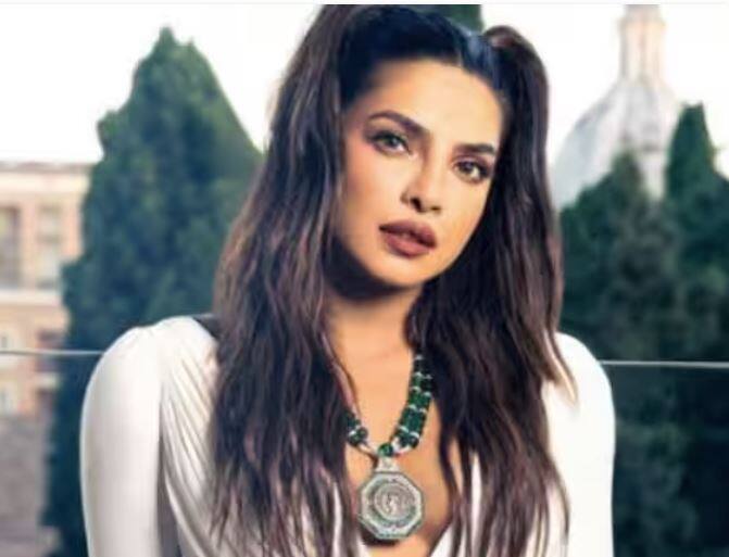 ਅੱਜ ਅਸੀਂ ਕੁਝ ਅਜਿਹੀਆਂ ਹੀ ਅਭਿਨੇਤਰੀਆਂ ਬਾਰੇ ਦੱਸਣ ਜਾ ਰਹੇ ਹਾਂ, ਜੋ ਇਕ ਫਿਲਮ ਲਈ ਕਰੋੜਾਂ ਰੁਪਏ ਚਾਰਜ ਕਰਦੀਆਂ ਹਨ। ਸਭ ਤੋਂ ਪਹਿਲਾਂ ਨਾਮ ਆਉਂਦਾ ਹੈ ਪ੍ਰਿਅੰਕਾ ਚੋਪੜਾ ਦਾ, ਜੋ ਇੱਕ ਫਿਲਮ ਲਈ 15 ਤੋਂ 40 ਕਰੋੜ ਰੁਪਏ ਚਾਰਜ ਕਰਦੀ ਹੈ। ਉਸ ਨੇ ਹਾਲੀਵੁੱਡ 'ਚ ਆਪਣੀ ਪਛਾਣ ਬਣਾਈ ਹੈ।