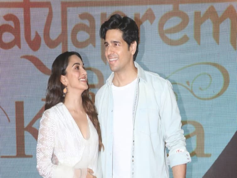 Kiara Advani, Sidharth Malhotra At 'Satyaprem Ki Katha' Screening Paparazzi Praise Their Real Love Story Kiara Advani-Sidharth Malhotra Blush At 'Satyaprem Ki Katha' Screening As Paparazzi Laud Their ‘Real Love Story’