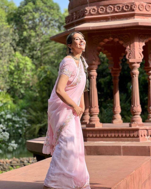 ગ્લેમર ઈન્ડસ્ટ્રી છોડ્યા બાદ Anaghaનો લુક પણ બદલાઈ ગયો છે. તે હવે મોટે ભાગે સાડી પહેરેલી જોવા મળે છે.