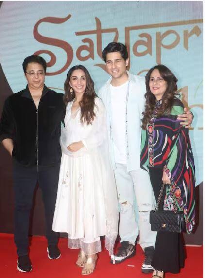 ਕਿਆਰਾ ਦੇ ਮਾਤਾ-ਪਿਤਾ ਵੀ ਸਕ੍ਰੀਨਿੰਗ 'ਚ ਸ਼ਾਮਲ ਹੋਏ। ਜਿਸ ਦੇ ਨਾਲ ਇਸ ਜੋੜੇ ਨੇ ਕਾਫੀ ਪੋਜ਼ ਵੀ ਦਿੱਤੇ।