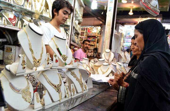 মধ্যবিত্তদের জন্য কিছুটা স্বস্তি। ইদের দিনে কিছুটা কমল সোনার দাম। ২৯ জুন দেশের অনেক শহরেই সোনার দাম নামল ৫৯ হাজারের নিচে।