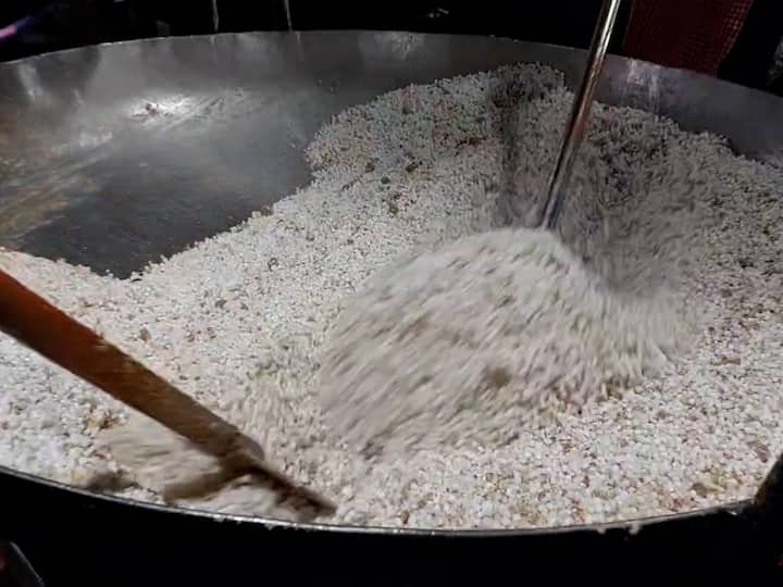 साबुदाणा खिचडी ,शेंगदाण्याची आमटी आज प्रसादलाय बनवली जात असून हजारो भाविक या महाप्रसादाचा लाभ घेतील असा अंदाज घेत साईसंस्थानने तयारी केली आहे.