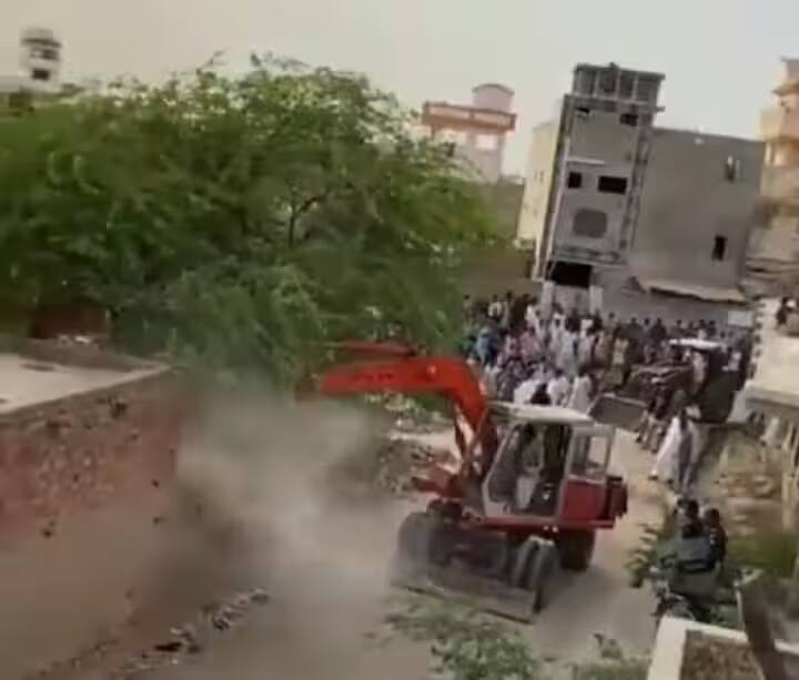 bulldozer demolished house of a hindu leader in pakistan World News : ਪਾਕਿਸਤਾਨ 'ਚ ਹਿੰਦੂ ਲੀਡਰ ਦੇ ਘਰ ਨੂੰ ਬੁਲਡੋਜ਼ਰ ਨਾਲ ਕੀਤਾ ਢਹਿ ਢੇਰੀ, ਇਮਰਾਨ ਖ਼ਾਨ ਦੀ ਪਾਰਟੀ ਦਾ ਸੀ ਮੈਂਬਰ