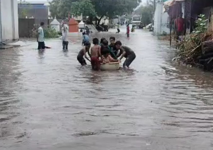 Gujarat Rain: ભાવનગરના આ વિસ્તારમાં ઘરોમાં ઘૂસ્યા પાણી, લોકોએ કહ્યું, નેતાઓ માત્ર મત લેવા જ અહીં આવે છે