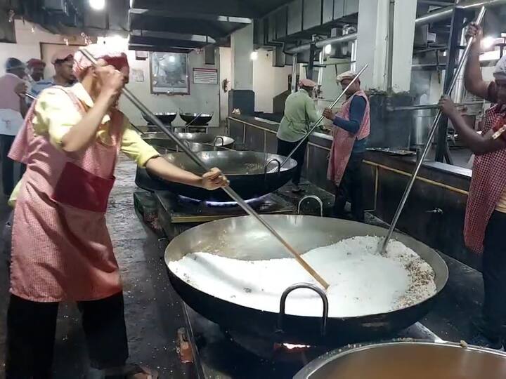 सकाळी नाश्ता तसेच भोजनातही उपवासाची खिचडी देण्यात आली.