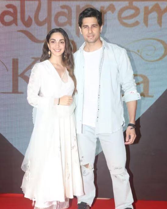 ਫਿਲਮ ਦੀ ਸਕ੍ਰੀਨਿੰਗ 'ਤੇ ਕਿਆਰਾ ਅਡਵਾਨੀ ਆਪਣੇ ਪੂਰੇ ਪਰਿਵਾਰ ਨਾਲ ਨਜ਼ਰ ਆਈ। ਕਿਆਰਾ ਅਤੇ ਸਿਧਾਰਥ ਇਕੱਠੇ ਕਾਫੀ ਕਿਊਟ ਲੱਗ ਰਹੇ ਸਨ।