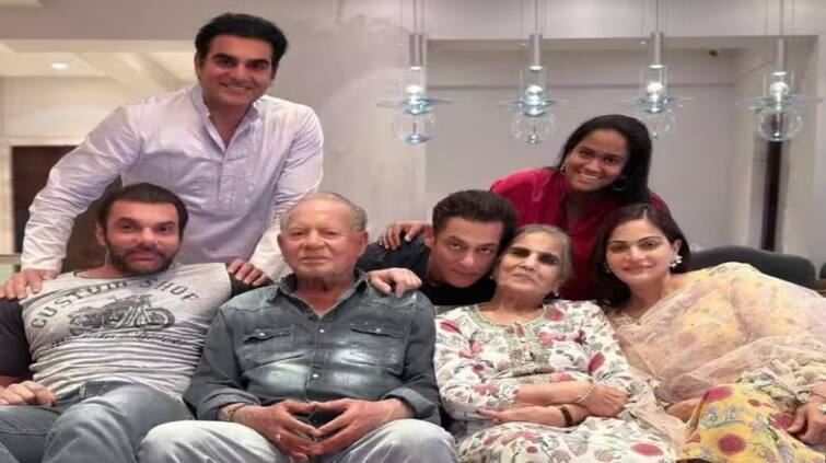 tiger-3-salman-khan-shared-family-photo-with-fans-on-eid-2023-see-pic-here0235136 Salman Khan: ਸਲਮਾਨ ਖਾਨ ਨੇ ਪਰਿਵਾਰ ਨਾਲ ਮਨਾਈ ਈਦ, ਮਾਂ 'ਤੇ ਖੂਬ ਪਿਆਰ ਲੁਟਾਉਂਦੇ ਨਜ਼ਰ ਆਏ ਭਾਈਜਾਨ