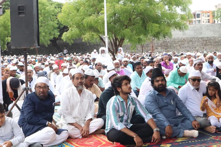 Solapur Eid-ul-Adha : सोलापुरात आज बकरी ईद उत्साहात साजरी करण्यात आली. मुस्लिम बांधवांनी सामूहिक नमाज पठण केलं.