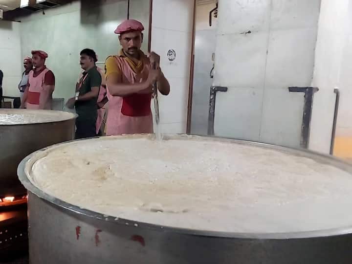 साबुदाणा 6 हजार  किलो , शेंगदाणे 5 हजार किलो, बटाटा 2 हजार किलो यासह साखर मिरचीता वापर महाखिचडी बनवण्यासाठी वापरण्यात आले आहे