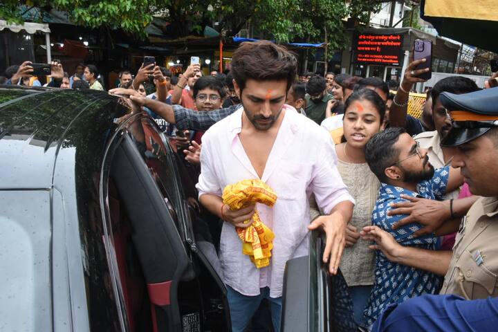 कार्तिक हर बार जिस दिन उनकी फिल्म रिलीज होती है उस दिन सिद्दीविनायक मंदिर जाकर माथा टेकते हैं.