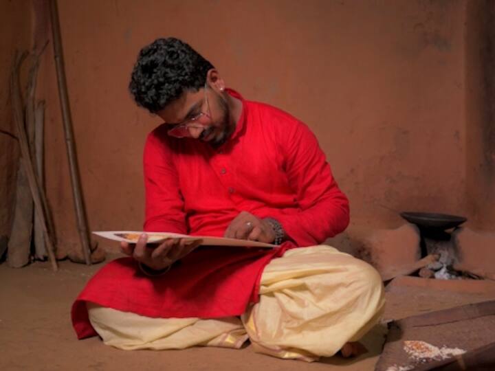 युवा चित्रकार हर्षद मेस्त्री याने तांदूळ भाजून त्यापासून विठ्ठलाचं चित्र साकारलं आहे.