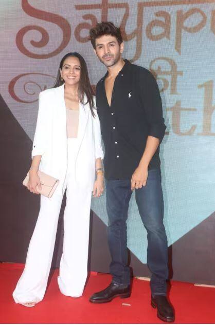 ਕਾਰਤਿਕ ਦੇ ਲੁੱਕ ਦੀ ਗੱਲ ਕਰੀਏ ਤਾਂ ਉਨ੍ਹਾਂ ਨੇ ਬਲੈਕ ਸ਼ਰਟ ਅਤੇ ਡੈਨਿਮ ਕੈਰੀ ਕੀਤੀ ਸੀ। ਇਸ ਦੇ ਨਾਲ ਕਾਲੇ ਰੰਗ ਦੇ ਬੂਟ ਪਹਿਨੇ ਸੀ।