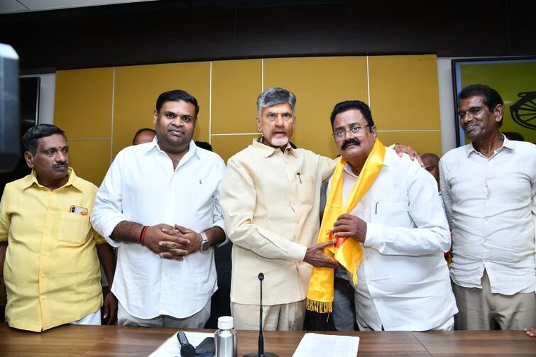 Former Srikalahasti MLA SCV Naidu joined TDP dnn కన్నార్పకుండా అబద్దాలు చెప్పగలిగే వ్యక్తి- సీఎం జగన్‌పై చంద్రబాబు తీవ్ర ఆరోపణలు