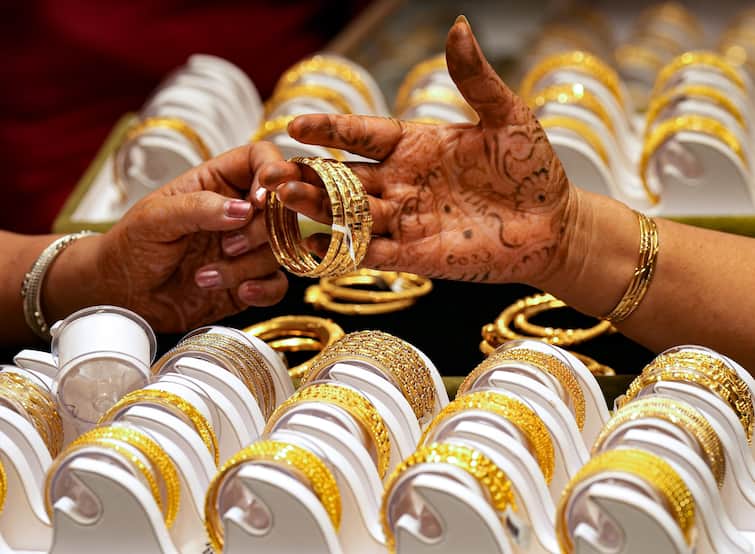 Gold Silver Rate Today Delhi Gold Rate Mumbai Gold Rate Silver Price in your city Gold Silver Rate: सोना खरीदना है तो जेब करनी पड़ेगी ढीली, आज इतने चढ़ गए गोल्ड-सिल्वर के दाम