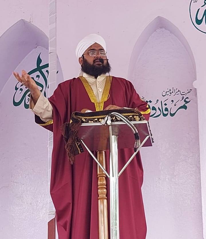सोलापूर शहर काजी मुफ्ती अमजद अली यांनी या ठिकाणी नमाज पठण आणि मार्गदर्शन केले.
