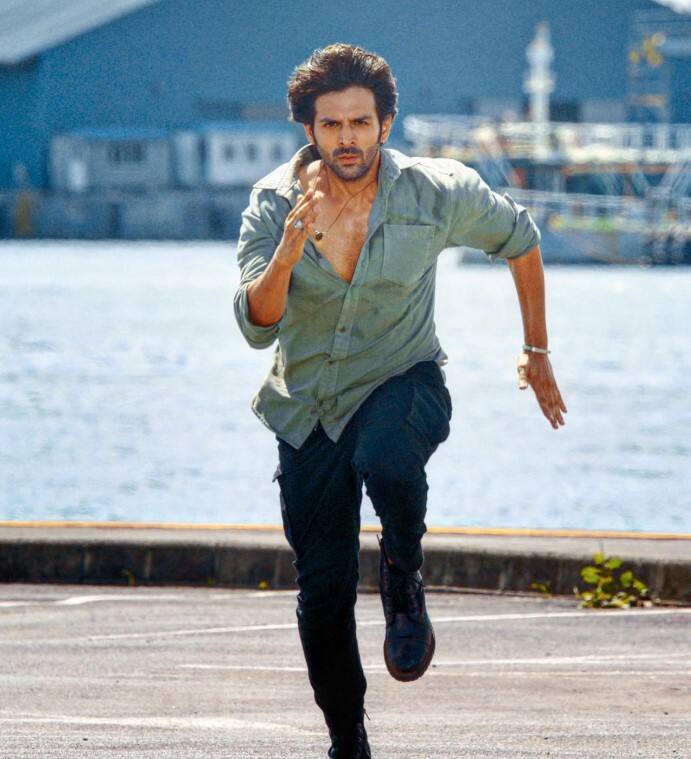 कार्तिक आर्यन- करण जौहर ने दोस्ताना 2 के लिए कार्तिक आर्यन और जाह्नवी कपूर को साइन किया था, लेकिन किन्हीं वजहों से कार्तिक के हाथ से यह फिल्म निकल गई. कहा जाता है कि कार्तिक ने खुद यह फिल्म छोड़ दी थी. रिपोर्ट्स थी कि इसके बाद कार्तिक और करण में मतभेद भी हो गया था.