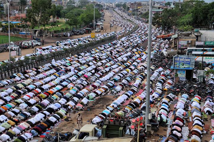 पंतप्रधान मोदी यांनी ट्वीट करत जनतेला बकरीदच्या शुभेच्छा दिल्या आहे. त्यांनी सामाजिक सलोख्यासह देशात सुख-समृद्धीसाठी प्रार्थना केली आहे.