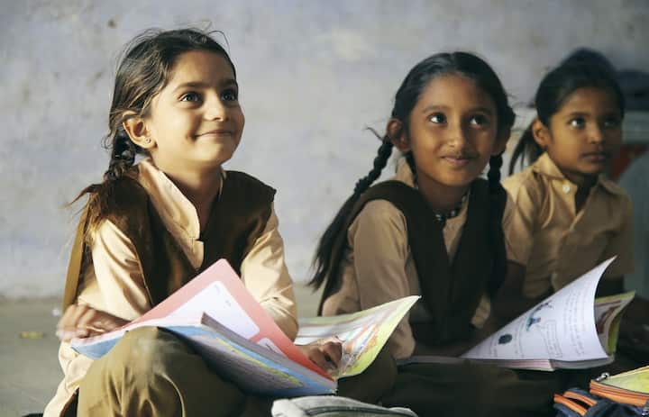 Government Schemes for Girls : मुलींसाठी खास सरकारी योजनांची माहिती जाणून घ्या. या योजनांमध्ये गुंतवणूक करून तुम्ही तुमच्या मुलीच्या शिक्षणापासून लग्नापर्यंतचा खर्चाचं टेन्शन विसराल.