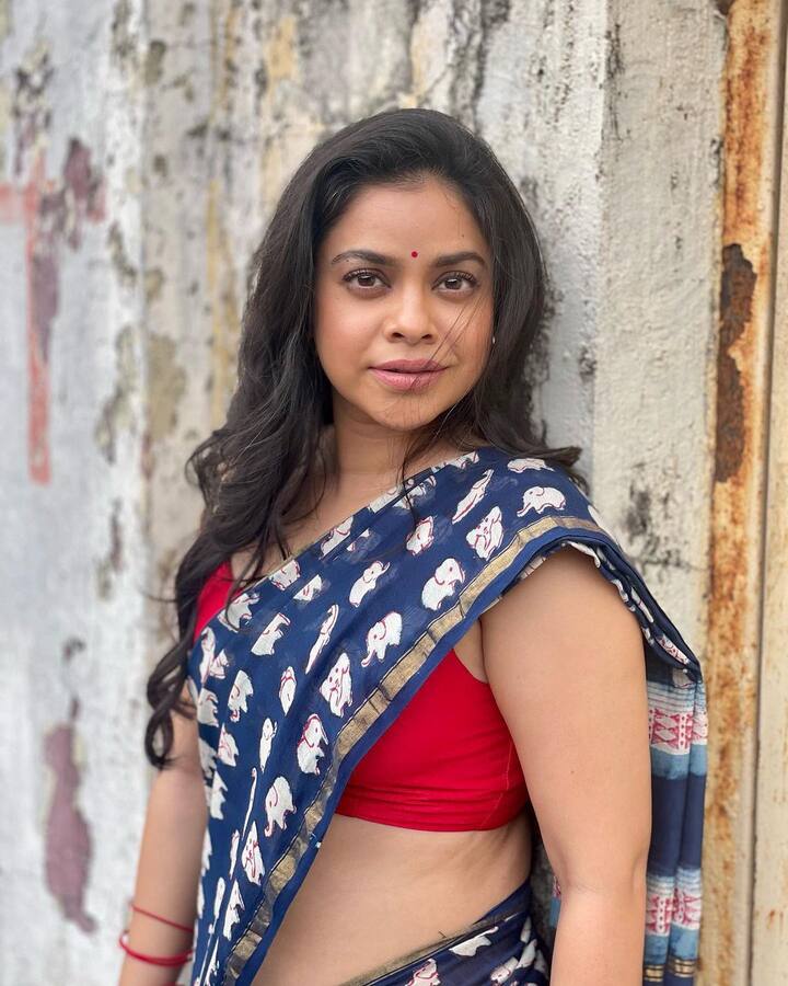 Sumona kept her hair open in this look