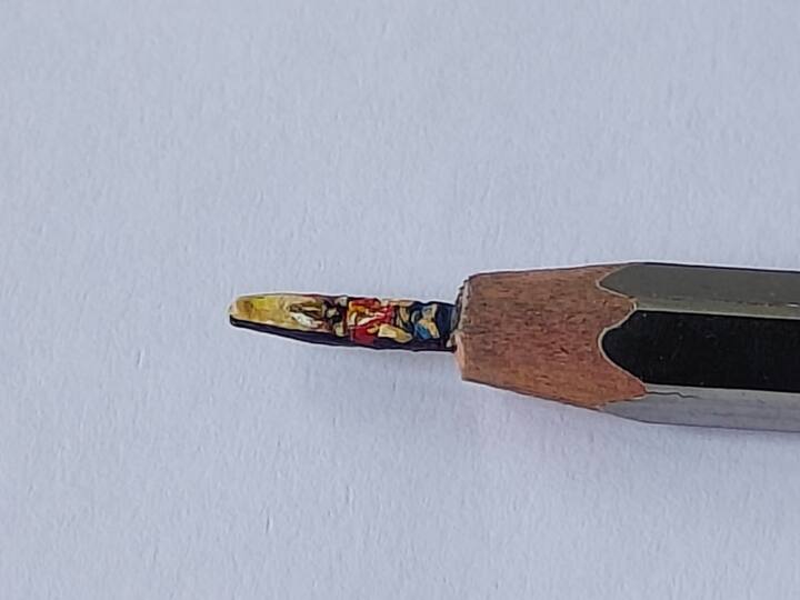 प्रमोद उबाळे यांनी पेन्सिलच्या लीडवरील ही अतिशय मनमोहक प्रतिकृती साकारली आहे.