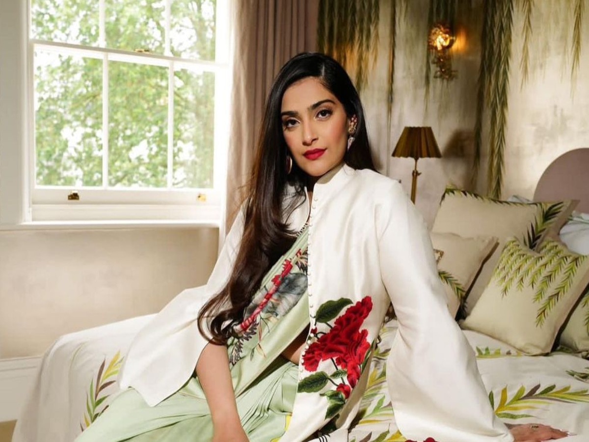 Actress Sonam Kapoor Smiling Face In White Dress | Sonam kapoor hairstyles,  Punjabi hairstyles, Sonam kapoor