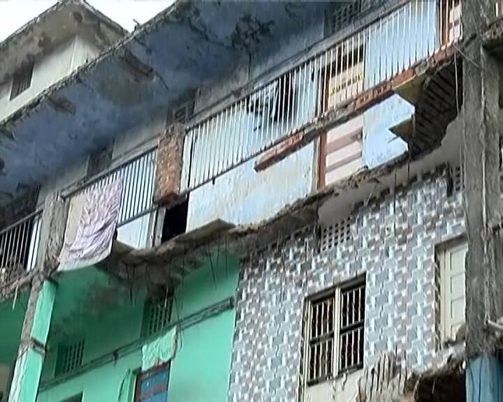 A balcony of a building collapsed in Maninagar , Ahmedabad અમદાવાદના મણિનગરમાં ઇમારતની બાલ્કની ધરાશાયી, 30 લોકોનું રેસ્ક્યુ કરાયુ