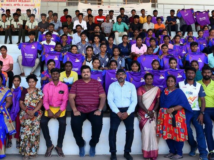 Karur: முதலமைச்சர்  கோப்பை: கரூர் மாவட்ட விளையாட்டு வீரர்களுக்கு டி-சர்ட் வழங்கி ஆட்சியர் வாழ்த்து