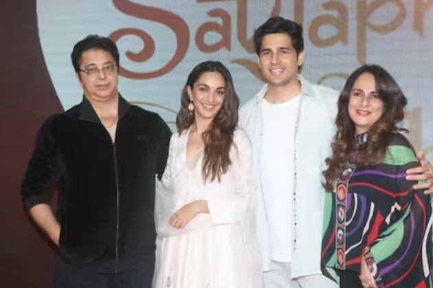 ਕਿਆਰਾ ਦੇ ਮਾਤਾ-ਪਿਤਾ ਬਲੈਕ ਆਊਟਫਿਟਸ 'ਚ ਨਜ਼ਰ ਆਏ। ਜਦੋਂ ਕਿ ਕਿਆਰਾ ਅਤੇ ਸਿਡ ਨੂੰ ਚਿੱਟੇ ਰੰਗ ਵਿੱਚ ਟਵਿਨ ਕਰਦੇ ਹੋਏ ਦੇਖਿਆ ਗਿਆ।