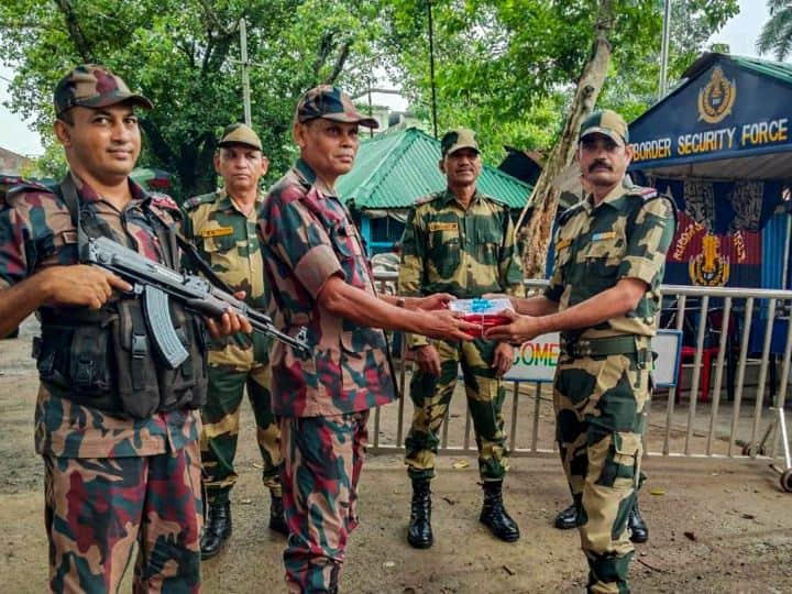 Eid ul Adha Celebrations Indo-Pak troops And India Bangladesh Soldiers Exchange Sweets Gifts On Eid Eid-ul-Adha: LoC पर भारत-पाकिस्तान के सैनिकों ने भेंट कीं एक दूसरे को मिठाइयां और गिफ्ट